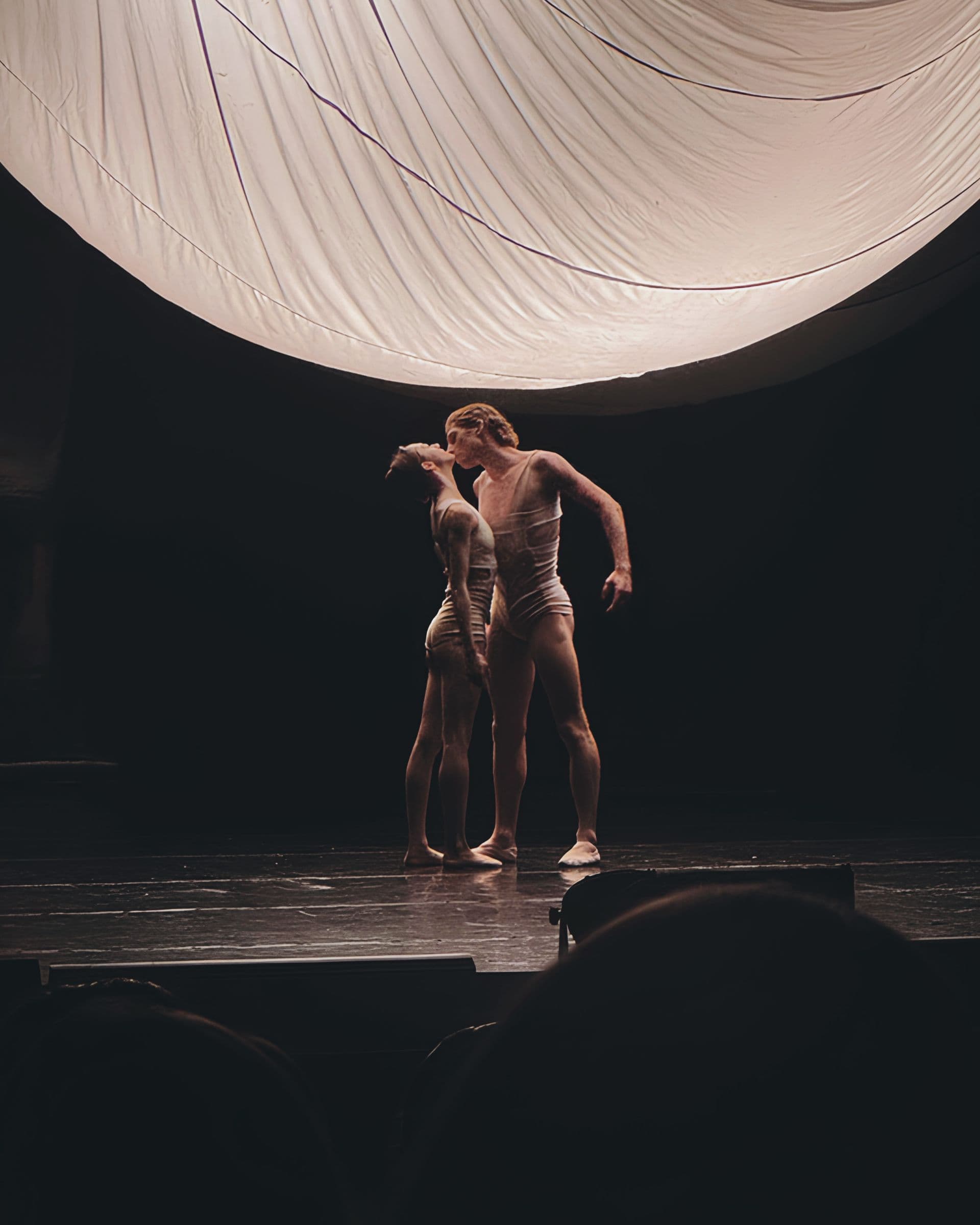 Duo de danseurs sur scène